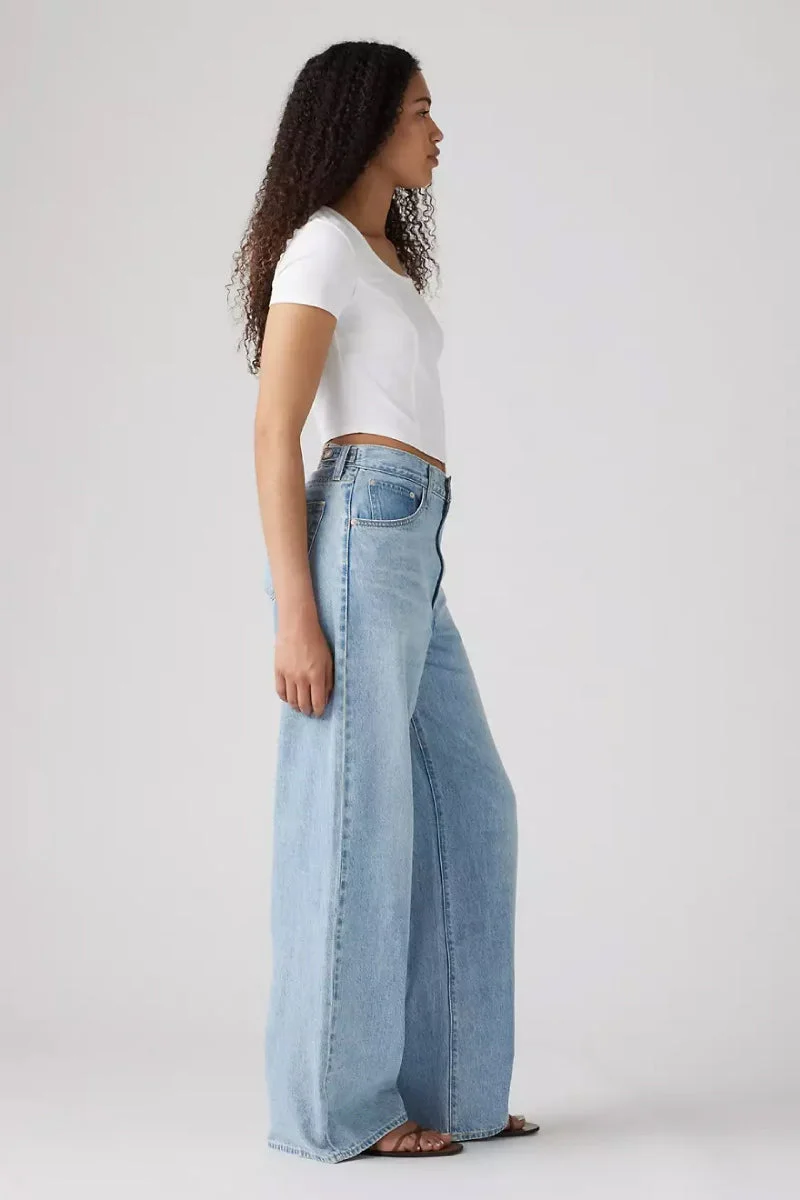 Zara High-Waisted Light Blue Wide-Leg Jeans.